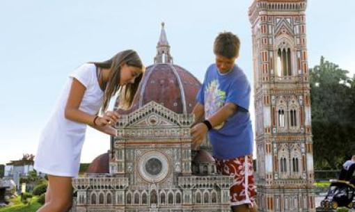 Enfants examinent un modèle du Duomo de Florence.